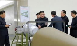 Le numéro un nord-coréen Kim Jong-Un (c) a inspecté une bombe à hydrogène qui peut être installée sur le nouveau missile balistique intercontinental