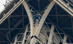 Un homme grimpe la tour Eiffel le 20 mai 2019 Ă Paris