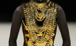 Le top model Mamuor Majeng prĂ©sente une crĂ©ation pour le dĂ©filĂ© de la collection Balmain Menswear PrĂȘt-Ă -porter Automne-Hiver 2024/2025 dans le cadre de la Fashion Week de Paris, Ă la Grande halle de la Villette Ă Paris le 20 janvier 2024.