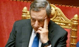 Mario Draghi suit les débats sur la crise gouvernementale au Sénat à Rome, le 20 juillet 2022  
