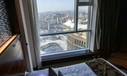 Cette image prise le 8 août 2019 montre la vue depuis une chambre de luxe d'un hÎtel qui donne sur la Kaaba, monument sacré de l'islam, et la grande mosquée attenante, dans la ville sainte de La Mecque, en Arabie saoudite.