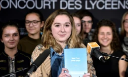 La présidente du Prix Goncourt des Lycéens Margaux Comte présente le roman primé en 2016 "Petit pays" de Gaël Faye à Rennes, le 17 novembre 2016