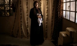 Alia al-Hallaq, la mÚre de Mohammed, tué à 9 ans par un soldat israélien en octobre 2025, tient le thobe de son fils, dans le village d'al-Rihiya, en Cisjordanie occupée, le 16 juillet 2026