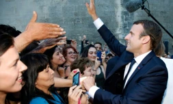 Emmanuel Macron salue les passants au festival de photographies "Rencontres d'Arles" le 19 juillet 2017