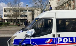 Un véhicule de police devant le commissariat de La Courneuve, au lendemain de son attaque aux mortiers d'artifice et cocktails molotov, le 18 mars 2024 en Seine-Saint-Denis