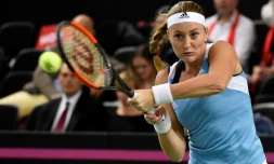 La Française Kristina Mladenovic face à la Suisse Belinda Bencic en Fed Cup, le 11 février 2017 à Genève