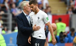 L'arrière gauche de l'équipe de France Lucas Hernandez et le sélectionneur Didier Deschamps, lors d'un changement face au Danemark, le 26 juin 2018à Moscou