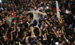 Des Jordaniens manifestent à Amman près du bureau du Premier ministre contre un projet de loi fiscale le 6 juin 2018 