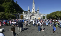 Des fidèles catholiques se rassemblent au sanctuaire de Notre-Dame de Lourdes (sud-ouest), à Lourdes le 13 août 2016