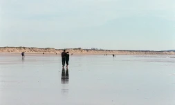Des promeneurs sur une plage de l'ßle d'Oléron