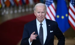 Le président américain Joe Biden s'adresse aux journalistes à son arrivée au sommet de l'Union européenne à Bruxelles, le 24 mars 2022