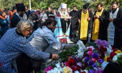 Des gens déposent des fleurs à Kertch lors d'une cérémonie d'hommages à la tuerie du lycée polytechnique, le 18 octobre 2018