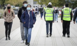 Deux étudiants vestes fluo membres de brigades sanitaires vérifient sur le campus de l'université de Strasbourg, le respect du port du masque, le 15 octobre 2020