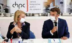 Brigitte Bourguignon, ministre de la Santé, et le président Emmanuel Macron le 31 mai 2022 à l'hôpital de Cherbourg