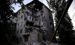 Un bùtiment endommagé à Tchassiv Iar, dans la région de Donetsk, le 24 juin 2024 en Ukraine