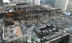 Vue du bâtiment du restaurant de Bombay ravagé par un incendie qui a fait au moins 14 morts dans la nuit de jeudi à vendredi