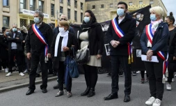 Plusieurs centaines de personnes participent Ă une marche blanche Ă Hayange en Moselle, le 26 mai 2021