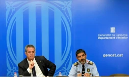 Le chargé de l'Intérieur du gouvernement régional catalan, Joaquim Forn (g) et le chef de la police régionale, Josep Lluis Trapero, lors d'une conférence de presse, le 31 août 2017 à Barcelone