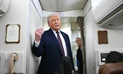 Le président américain Donald Trump parle aux journalistes à bord d'Air Force One, le 22 janvier 2026