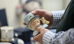 Simon Willis, propriétaire de Goviers, une entreprise spécialisée dans la fabrication de céramiques commémoratives, examine une figurine de la reine Elizabeth II créée pour ses 70 ans de rÚgne, le 24 mars 2022 à Stoke-on-Trent, dans le centre de l'Angleterre