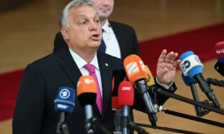 Le Premier ministre hongrois Viktor Orban répond aux questions des journalistes avant un sommet européen à Bruxelles, le 26 octobre 2023