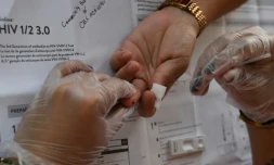 Un test de dépistage à Manille, le 2 décembre 2023 
