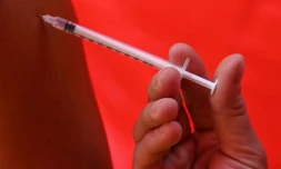 Un pompier vaccine une personne contre le Covid-19 le 29 juillet 2021 à Montpellier