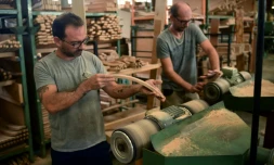 Des employés fabriquent des chaises dans l'atelier de l'entreprise familiale Bastiat Sièges, le 11 septembre 2023 à Hagetmau, dans les Landes