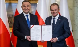 Le président polonais Andrzej Duda (g) et le nouveau Premier ministre, Donald Tusk, lors de la prestation de serment du gouvernement au palais présidentiel, le 13 décembre 2023 à Varsovie