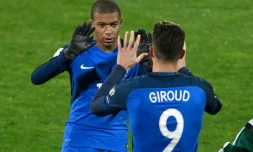 Olivier Giroud croise Kylian Mbappé lors du remplacement du jeune prodige français contre la Bulgarie, le 7 octobre 2017 à Sofia 