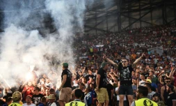 Des supporters russes réagissent lors du match Angleterre-Russie, à Marseille le 11 juin 2016