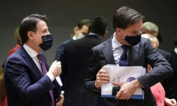 Les Premiers ministres italien Giuseppe Conte (g) et néerlandais Mark Rutte avant le sommet de l'UE à Bruxelles, le 17 juillet 2020