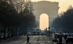 Près de l'Arc de Triomphe à Paris, un jour de circulation alternée, en janvier 2017