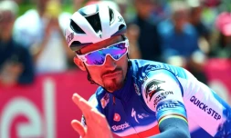 Le cycliste français de l'équipe Soudal-Quick Step Julian Alaphilippe, salue la foule durant le début de la 1ère étape du Tour d'Italie, le 4 mai 2024