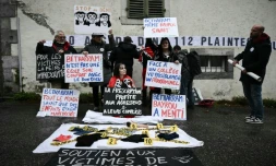 Des membres de l'association Mouv'Enfants manifestent contre des abus présumés devant le collège et lycée catholique à Lestelle-Bétharram, dans les Pyrénées-Atlantique, le 12 février 2025