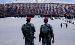 Des militaires surveillent l'entrée du stade Olembé de Yaoundé, le 7 janvier 2022