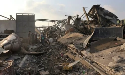 Des Palestinens inspectent les dommages d'une frappe israélienne à al-Zawayda, dans le centre de la bande de Gaza, le 17 août 2024, sur fond de conflit entre Israël et le mouvement islamiste Hamas