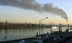 De la fumée s'échappe d'une raffinerie de pétrole à Lyon le 8 décmebre 2016