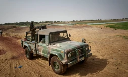 Un pick-up de l'armée malienne patrouille dans le centre du Mali, le 28 février 2020