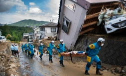 La police japonaise à la recherche de survivants des inondations, à Kumano (préfécture d'Hiroshima), le 9 juillet 2018 