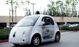 Une Google car traversant un parking du siège de Google à Mountain View en Californie, le 8 janvier 2016