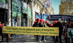 Des militants d'Attac dénoncent les stratégies d'évitement de l'impôt par les multinationales, le 18 novembre 2017 sur les Champs-Elysées à Paris