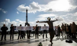 Performance artistique du Sénégalais Alioune Diagne à l'occasion d'une manifestation de soutien aux deux chercheurs détenus en Iran, le 11 février 2020 à Paris