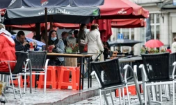 Des clients à la terrasse d'un café, le jour de la réouverture des bars et restaurants, le 8 mai 2021 à Bruxelles