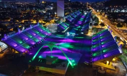 Le sambodrome de Rio illuminé en hommage aux écoles de samba privées de carnaval en raison de la pandémie de coronavirus, le 12 février 2021 au Brésil