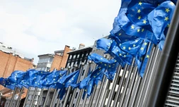 Des drapeaux de l'Union européenne flottent devant à la commission européenne à Bruxelles le 12 janvier 2022