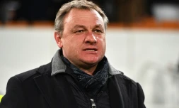 Frédéric Hantz, alors entraîneur du FC Montpellier, observe le match contre Dijon à La Mosson, le 14 janvier 2017 