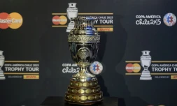 Le trophée de la Copa America exposé au musée El Papalote à Mexico, le 21 mai 2015