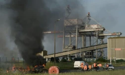 Des grĂšvistes bloquent le port le 17 mai 2016 Ă  Saint-Nazaire