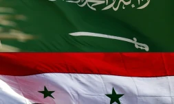 Cette combinaison d'images créée le 23 mars 2023 montre un drapeau national saoudien à Riyad le 22 septembre 2020 (en haut) et un drapeau national syrien à Qamishli, le 5 novembre 2019